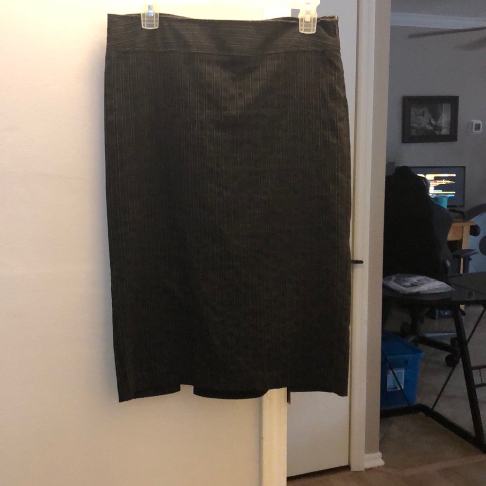 Pencil skirt with bows on back!